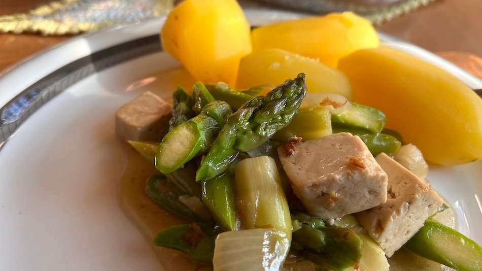 Asiatische braune Soße mit grünem Spargel und Tofu – besser als Takeaway